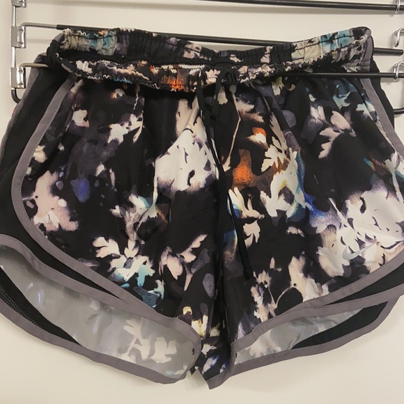 Nike Women`s Tempo Floral 3" Running Shorts - Picture 2 of 6